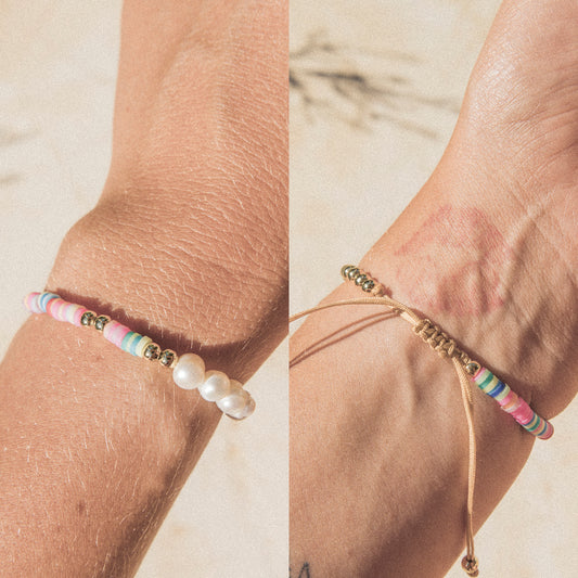 Armband mit bunten Lehmperlen, echten Süßwasserperlen und goldfarbenen Details auf beigefarbenem Zugband – Pearl Vibes von Wild Tides - trage bild
