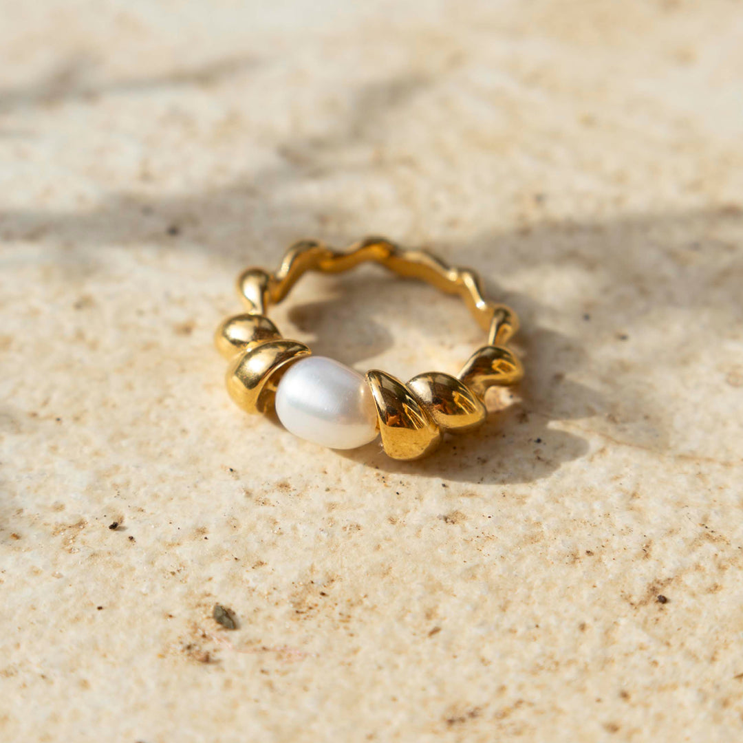 Vergoldeter Ring mit Süßwasserperle von Wild Tides – elegant & langlebig. 14K Gold-Look für deinen Everyday-Glow. Ohne Farbfilter