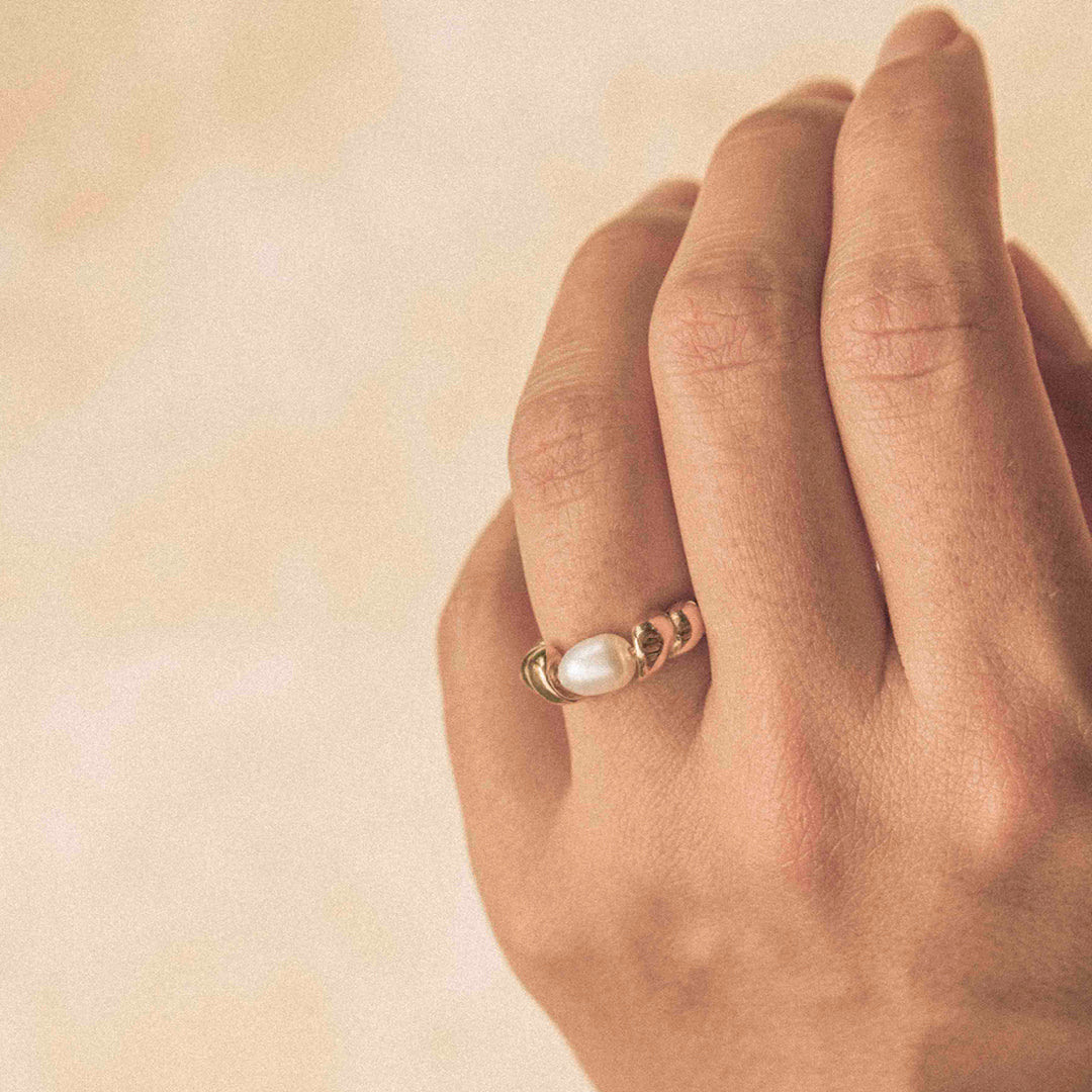 Vergoldeter Ring mit Süßwasserperle von Wild Tides – elegant & langlebig. 14K Gold-Look für deinen Everyday-Glow. Trage bild
