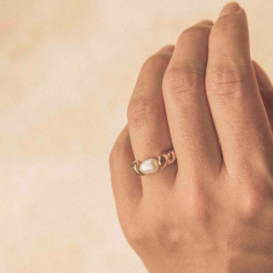 Vergoldeter Ring mit Süßwasserperle von Wild Tides –  elegant & langlebig. 14K Gold-Look für deinen Everyday-Glow. Trage bild