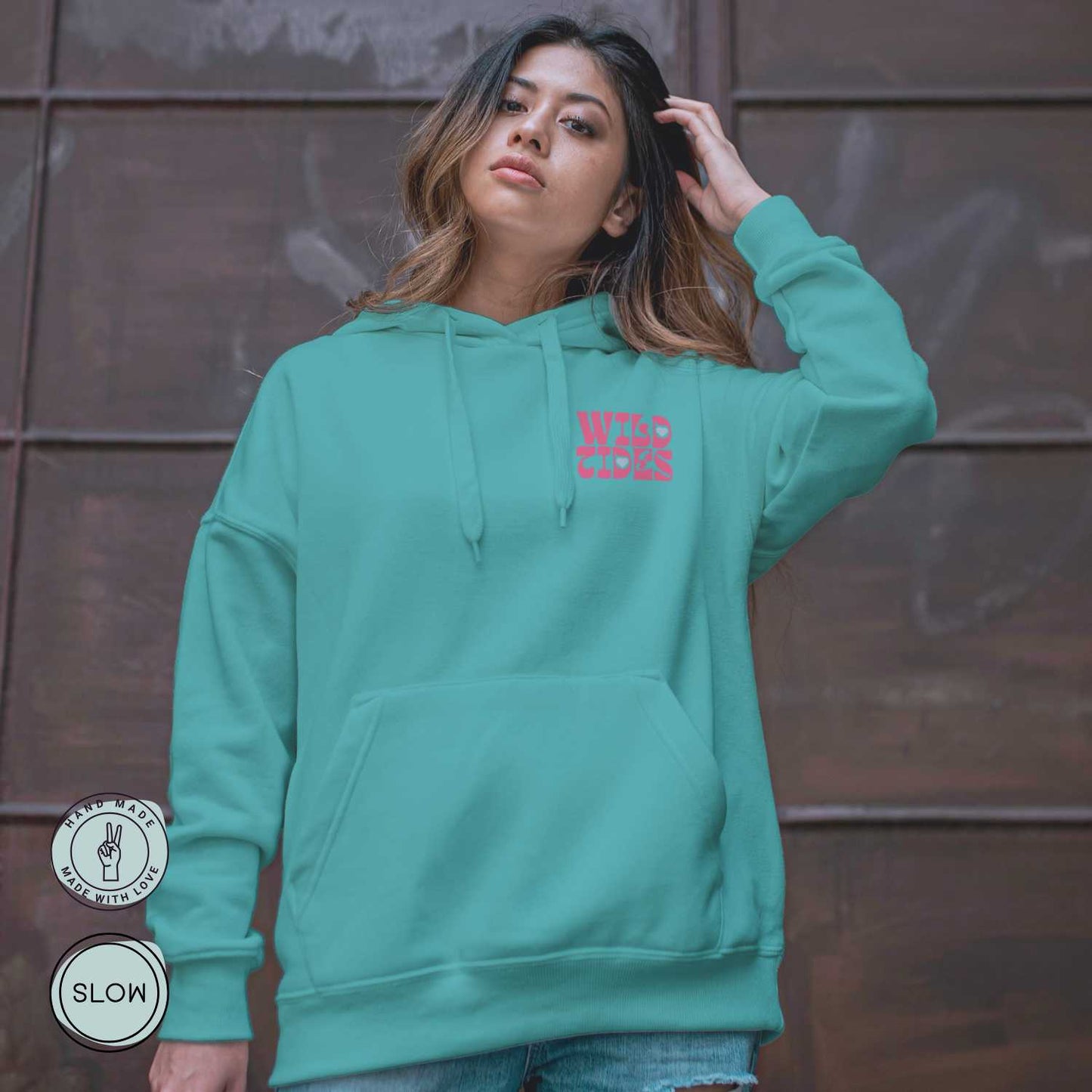 Unisex Hoodie in Mintgrün mit Wild Tides 80s Waves Rückendruck und Herzsymbol, handmade DTF Veredelung – Modelansicht vorne