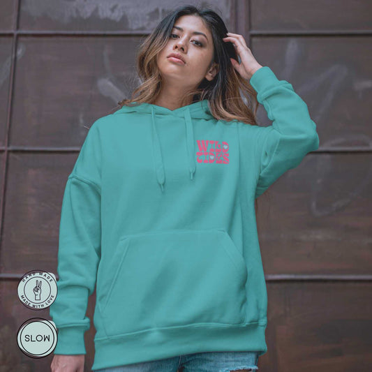 Unisex Hoodie in Mintgrün mit Wild Tides 80s Waves Rückendruck und Herzsymbol, handmade DTF Veredelung – Modelansicht vorne