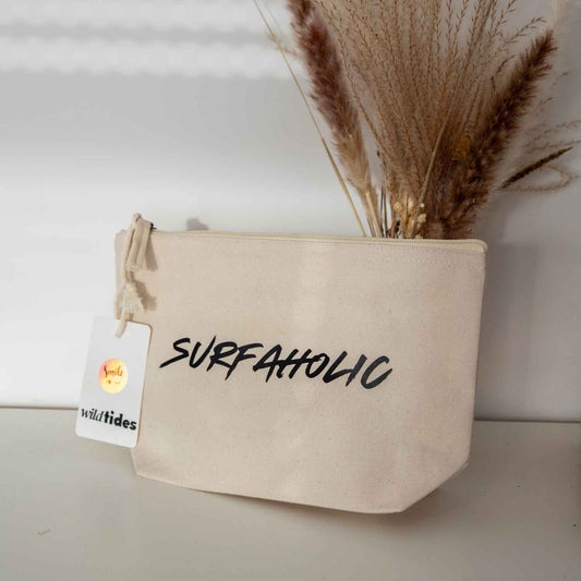 Wild Tides Zipper-Tasche mit SURFAHOLIC Print – Vorderansicht mit Dek