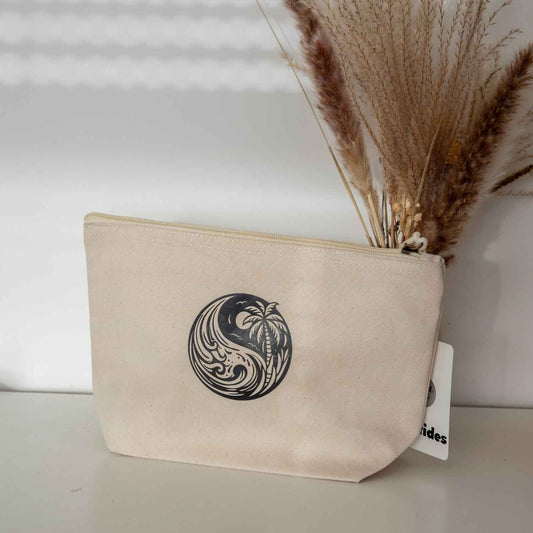 Rückseite der kleinen Kosmetiktasche mit Wellen-Logo Print