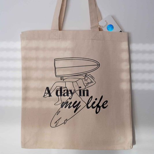 Ironisch bedruckter Jutebeutel mit kaputter Surferin-Illustration – Wild Tides Design