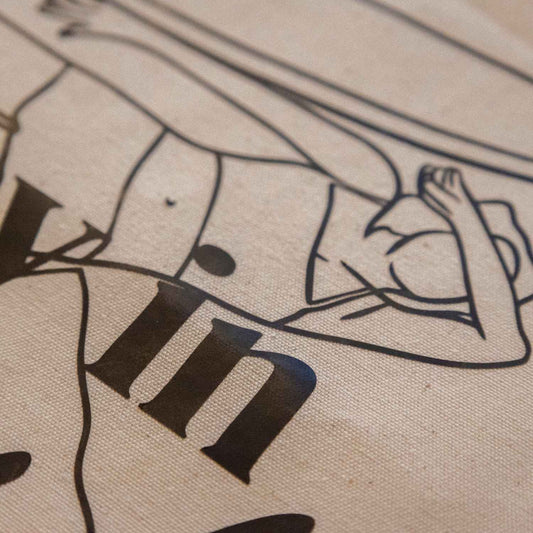 Detailansicht: Surferin liegt mit zerbrochenem Board am Boden – Line-Art Print