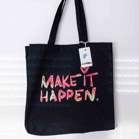 Schwarzer Jute-Shopper mit buntem 'MAKE IT HAPPEN'-Schriftzug von Wild Tides
