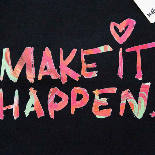 Detailansicht der handgemalten Typografie auf schwarzem Baumwollbeutel