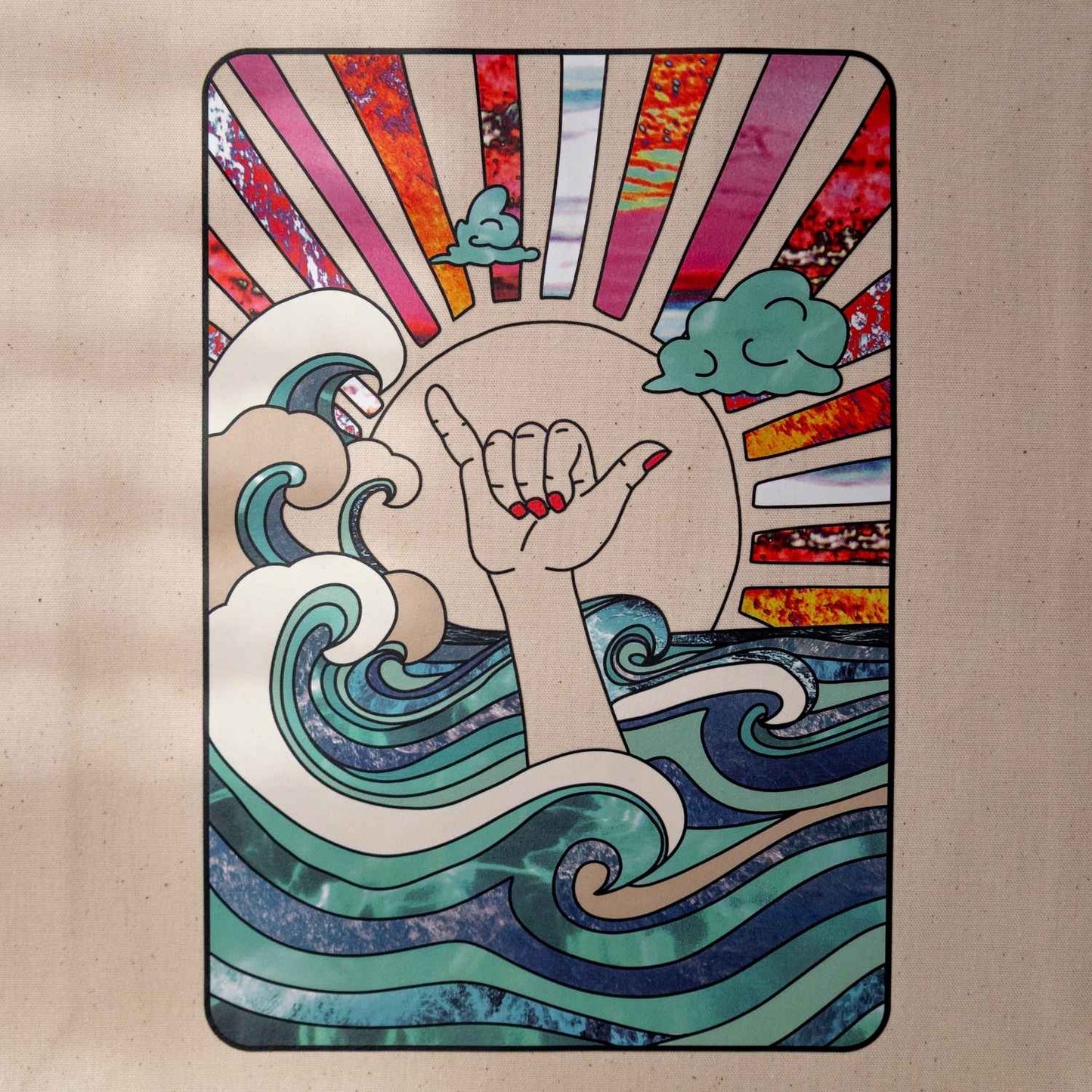 Detailansicht des Retro-Surfprints auf der Wild Tides Jute-Tasche mit Shaka-Geste und Sonnenstrahlen