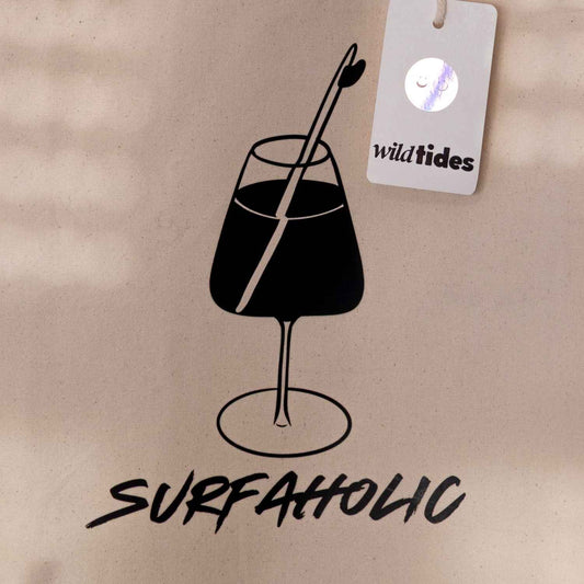 vorderseite Jute Strandtasche mit Motiv von einem Weinglas mit Surfboard als Strohhalm- unten drunter ist der Schriftzug Surfaholic aufgedruckt - in nah aufnahme