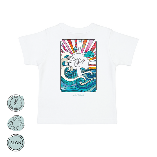 Wild Tides Baby T-Shirt mit bunter Rückseite: Shaka-Hand, Wellen und Sonne