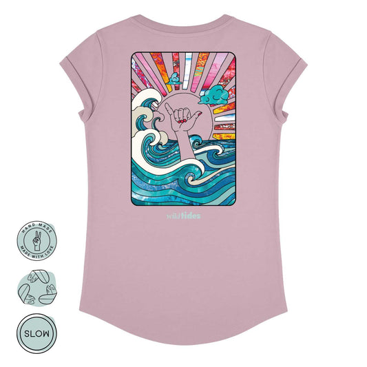 Nachhaltiges Damen T-Shirt mit Hang Loose Rückendruck – Retro-Stil mit Ozeanwellen, Shaka-Hand & Sonnenstrahlen, handmade DTF Veredelung von Wild Tides in lilac