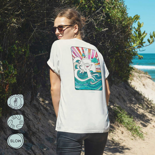 Nachhaltiges Damen T-Shirt mit Hang Loose Rückendruck – Retro-Stil mit Ozeanwellen, Shaka-Hand & Sonnenstrahlen, handmade DTF Veredelung von Wild Tides
