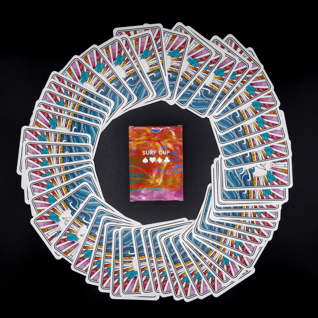 Komplettes Deck der Surf Cup Spielkarten ausgebreitet