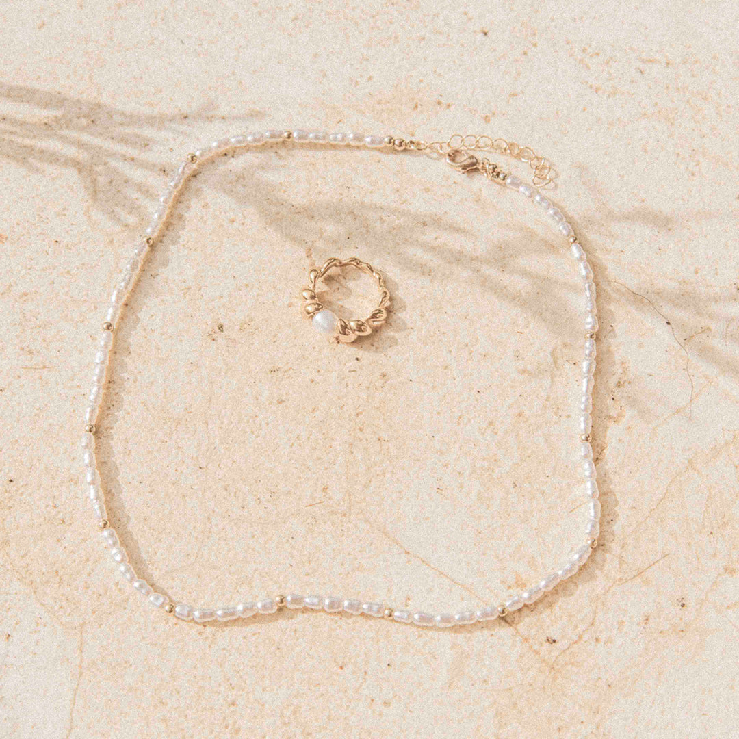 Ocean Whisper Kette im Sand fotografiert – natürliche Eleganz