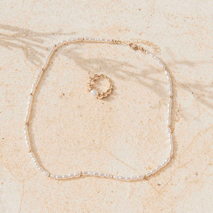 Ocean Whisper Kette im Sand fotografiert – natürliche Eleganz