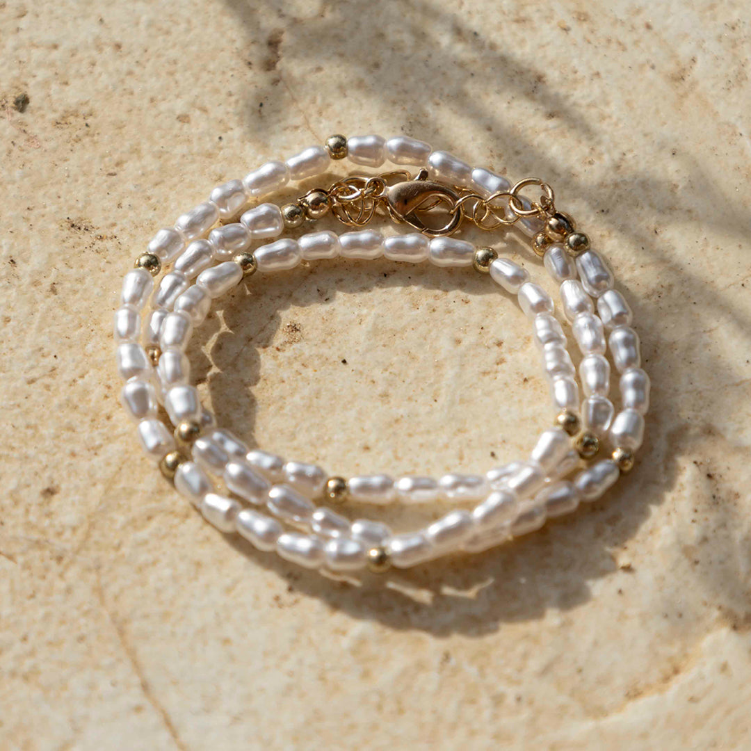 Gefaltete Kette im Kreis – zarter Perlen- und Goldschimmer