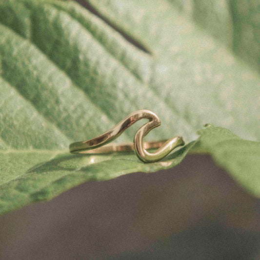 Vergoldeter Wellen-Ring – Wasserfester Schmuck für Surfer & Meerliebhaber