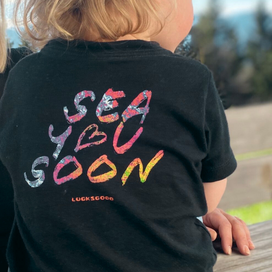 Kids T-Shirt „Sea You Soon“ – Baumwollshirt mit maritimer Typografie für kleine Abenteurer