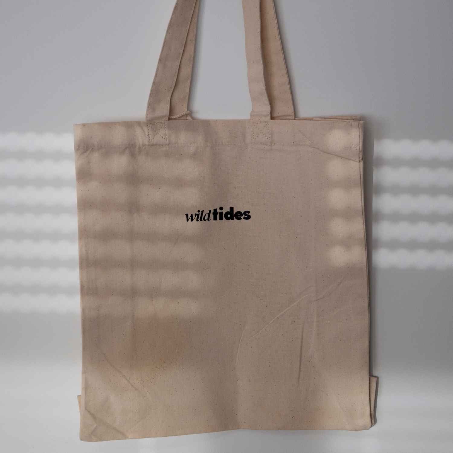 Rückseite der Shaka Vibes Stofftasche mit schlichter Wild Tides Logoprint in Schwarz