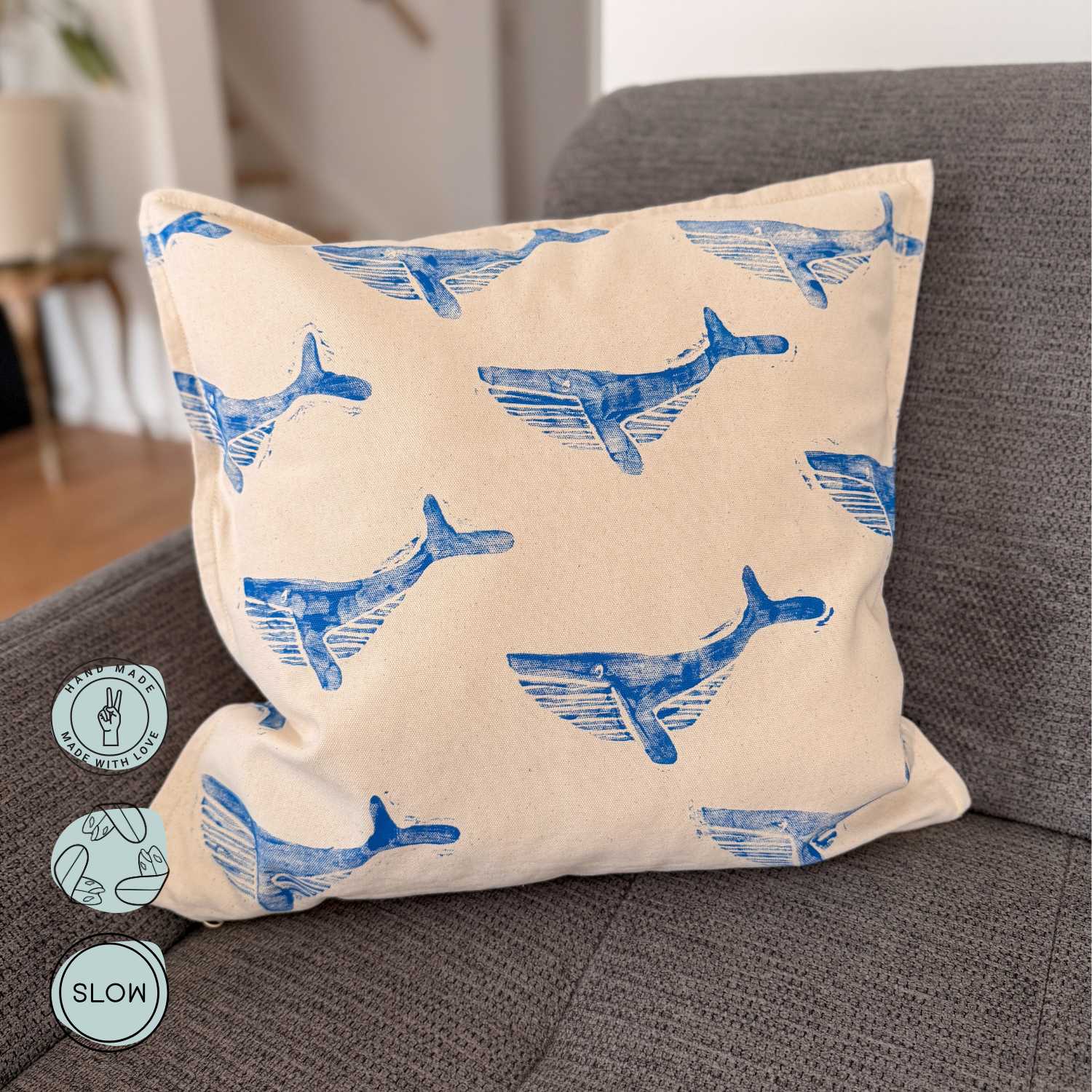 Wild Tides Wal Kissen als maritime Deko auf Sofa im Beachhouse Stil