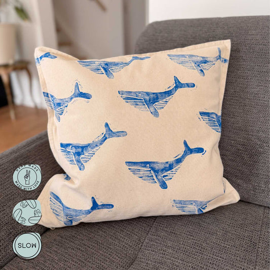 Wild Tides Wal Kissen als maritime Deko auf Sofa im Beachhouse Stil
