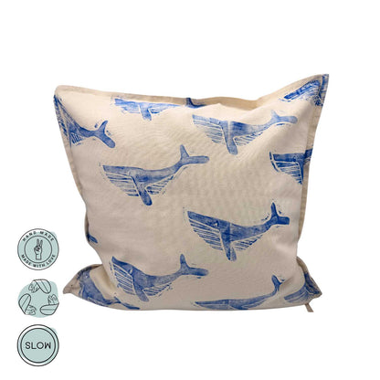 Wal Kissen von Wild Tides mit handbedruckten blauen Walen auf naturfarbenem Stoff