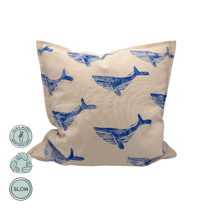 Rückseite des Wild Tides Wal Kissens mit naturfarbenem Stoff und verdecktem Reißverschluss