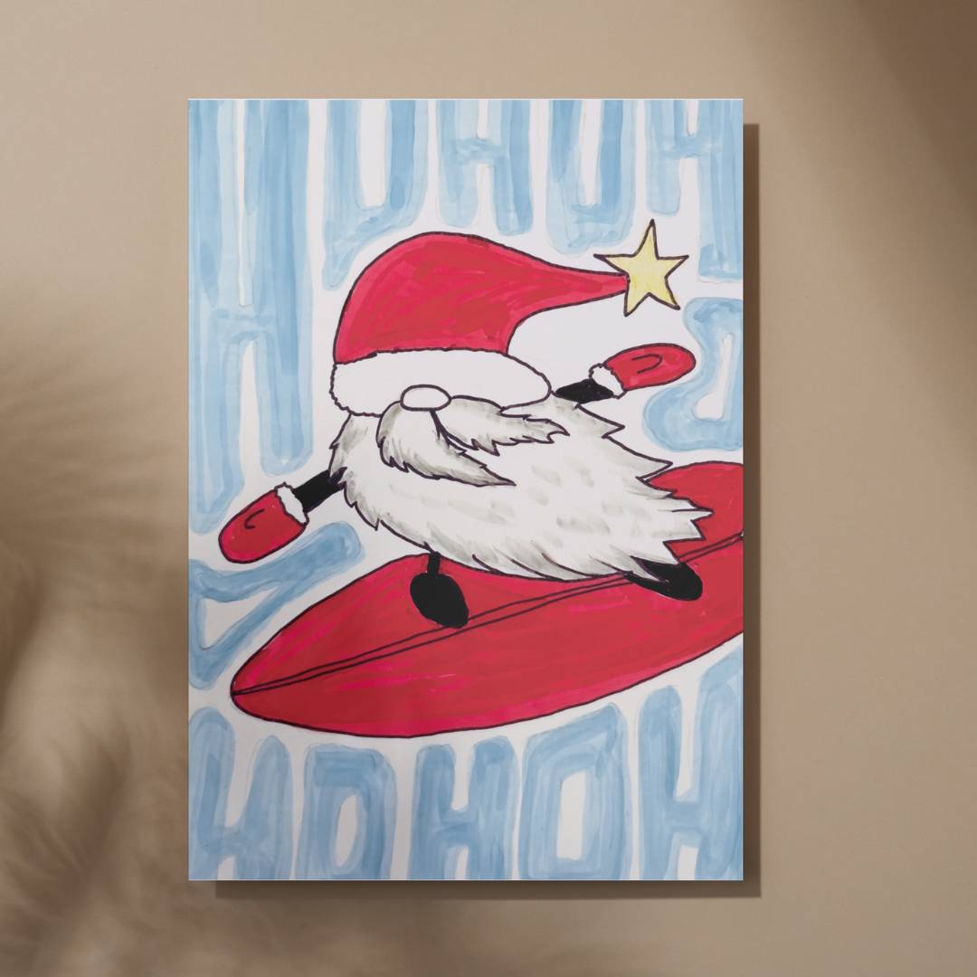 Illustration eines surfenden Weihnachtsmanns auf rotem Surfboard mit Schriftzug „Ho Ho Ho“
