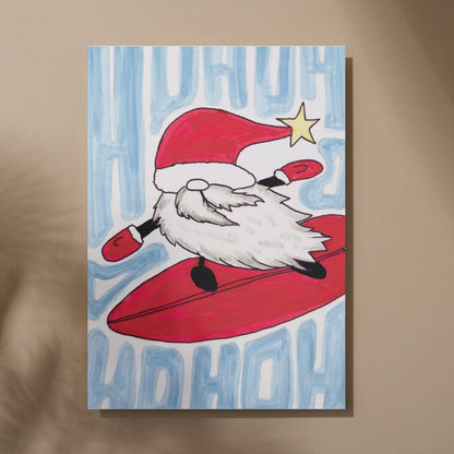 Illustration eines surfenden Weihnachtsmanns auf rotem Surfboard mit Schriftzug „Ho Ho Ho“