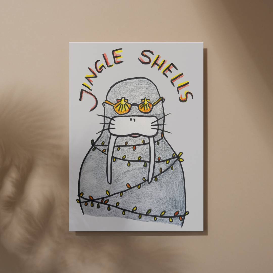 Illustration einer Robbe mit Muschelbrille und Weihnachtslichtern, Schriftzug „Jingle Shells“